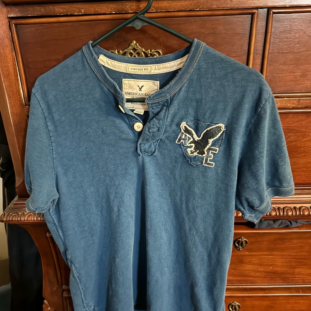 Size medium men’s American Eagle shirt